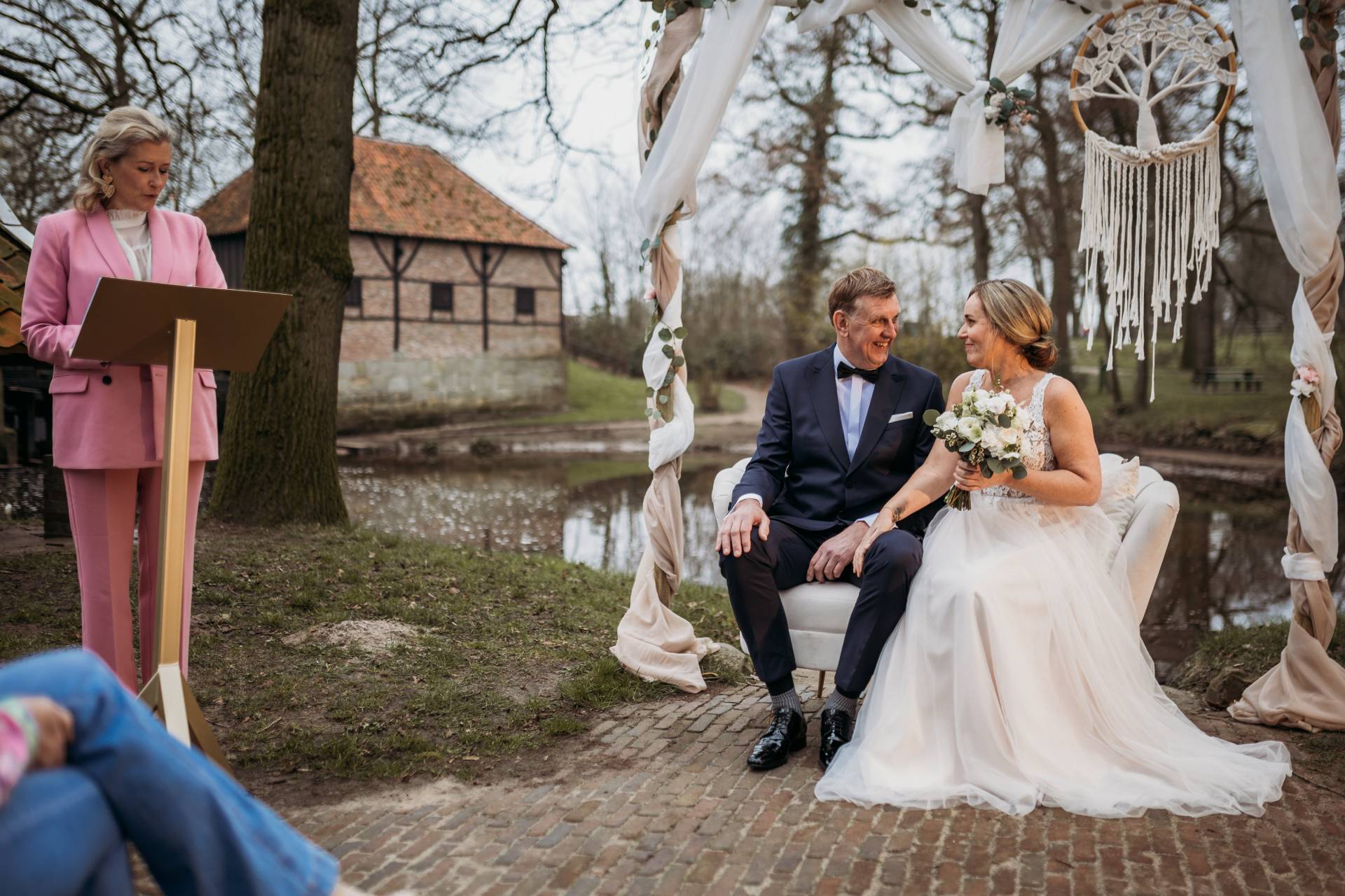 Sfeervolle bruiloft bij prachtige watermolen