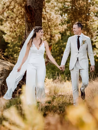 Loveshoot bruidspaar lopend hand in hand