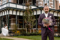 First look van Bruidspaar - bruid komt aanlopen