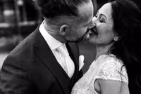 Close up van gezichten bruidspaar bij first look, bijna kussend