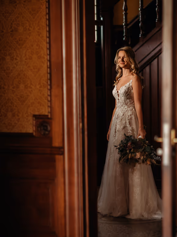 staande foto van bruid in deurpost