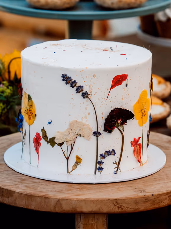 close up bruidstaart met droogbloemetjes