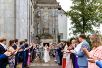 Bruidspaar loopt door erehaag