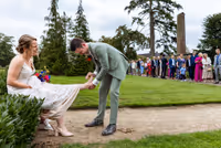 bruid met kramp, bruidegom probeert de kramp er uit te duwen