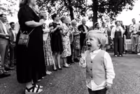 bruidsjongentje met glas champagne