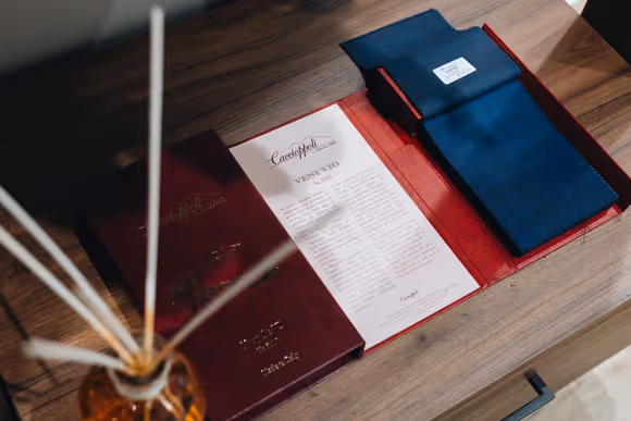 een close up foto van een kleurstaal voor het maken van je trouwpak