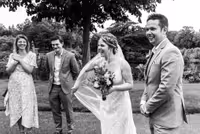 Lachend bruidspaar, zwart wit foto